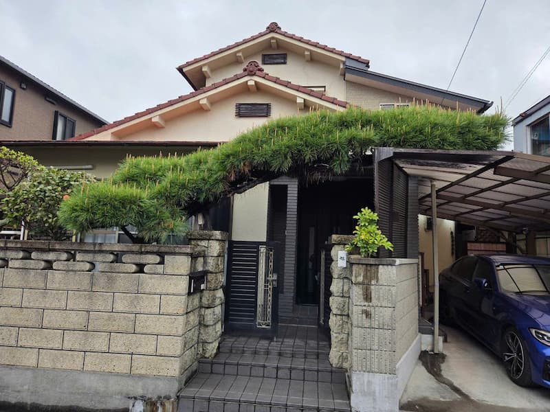 施工前 — 住宅の草刈り